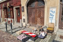 Ten człowiek terroryzuje lokale w centrum. W jednym złapał za nóż, w innym oblał klientkę winem