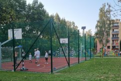 Taki gwar, że okna nie da się otworzyć. Komu przeszkadza boisko? - foto