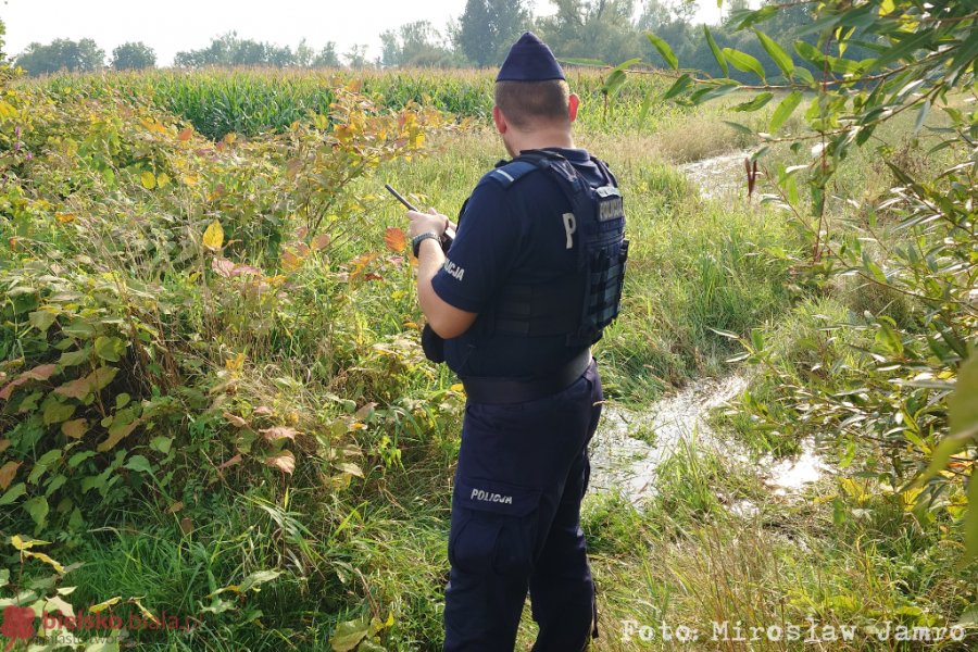 Ubranie i rower obok stawu. Na miejscu strażacy z łodziami i policja - foto