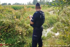 Ubranie i rower obok stawu. Na miejscu strażacy z łodziami i policja - foto
