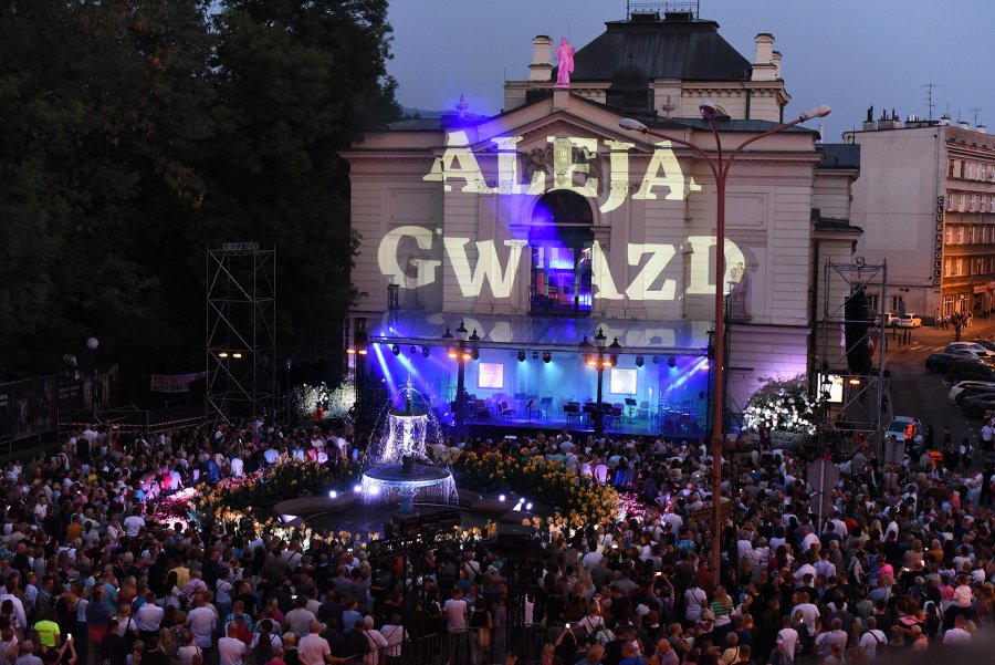 Bielszczanie kochają koncerty w oknie teatru. Tłum śpiewał największe polskie przeboje ZDJĘCIA