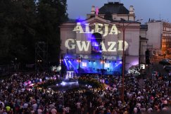 Bielszczanie kochają koncerty w oknie teatru. Tłum śpiewał największe polskie przeboje ZDJĘCIA