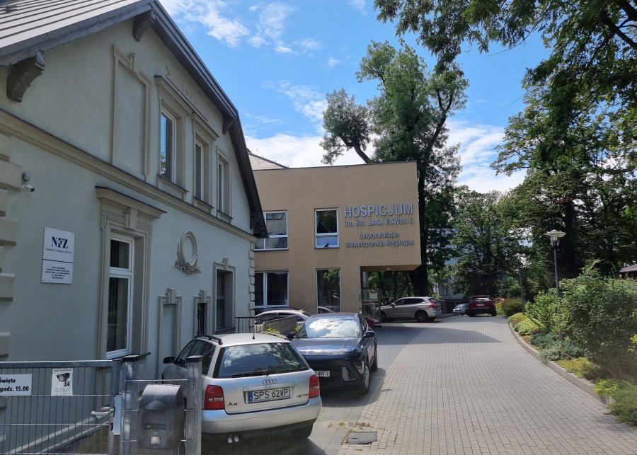 Powiat dofinansuje remont hospicjum. Przecieka dach nad łóżkami pacjentów - foto
