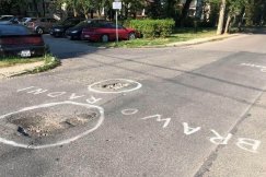 Farbą zaznaczyli dziury i dopisali hasła. Remontu na razie nie będzie - foto