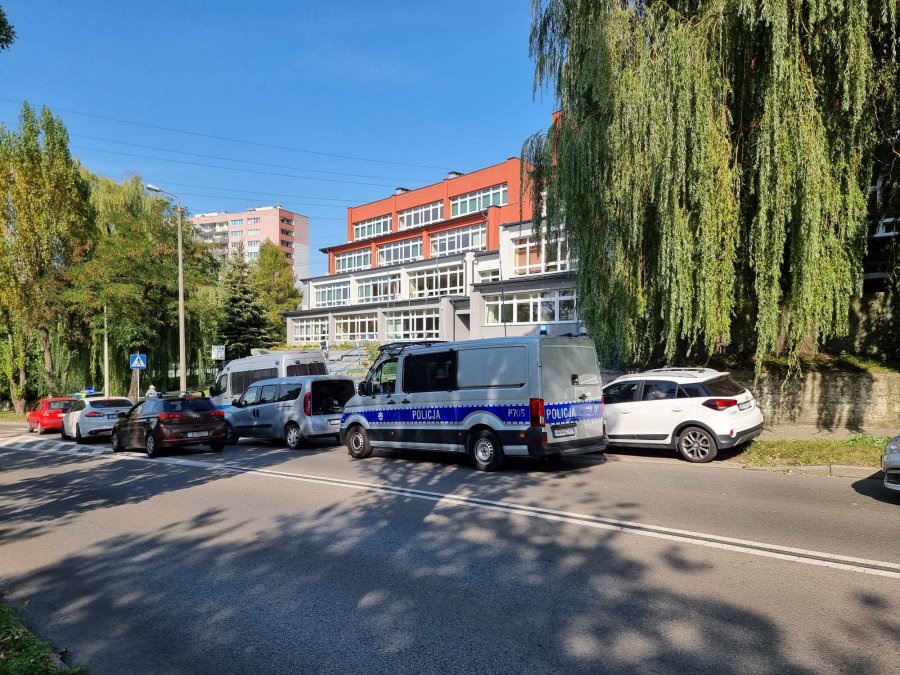 Ewakuacja szkoły na osiedlu Złote Łany. Przed budynkiem jest kilka patroli - foto