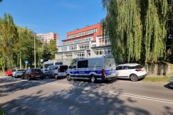 Ewakuacja szkoły na osiedlu Złote Łany. Przed budynkiem jest kilka patroli - foto