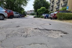 Zdegradowana ulica na Beskidzkim. Mieszkańcy pytają, co z obiecanym remontem