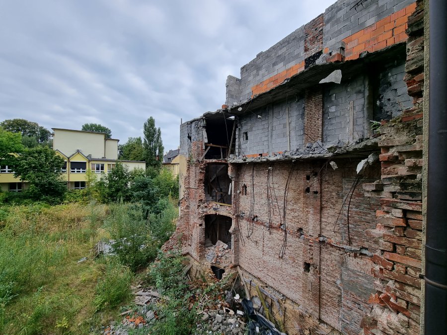 Pytają, kiedy skończy się ich koszmar. Po ruinie biegają dzieci, bezdomni mają w niej melinę