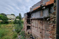 Pytają, kiedy skończy się ich koszmar. Po ruinie biegają dzieci, bezdomni mają w niej melinę
