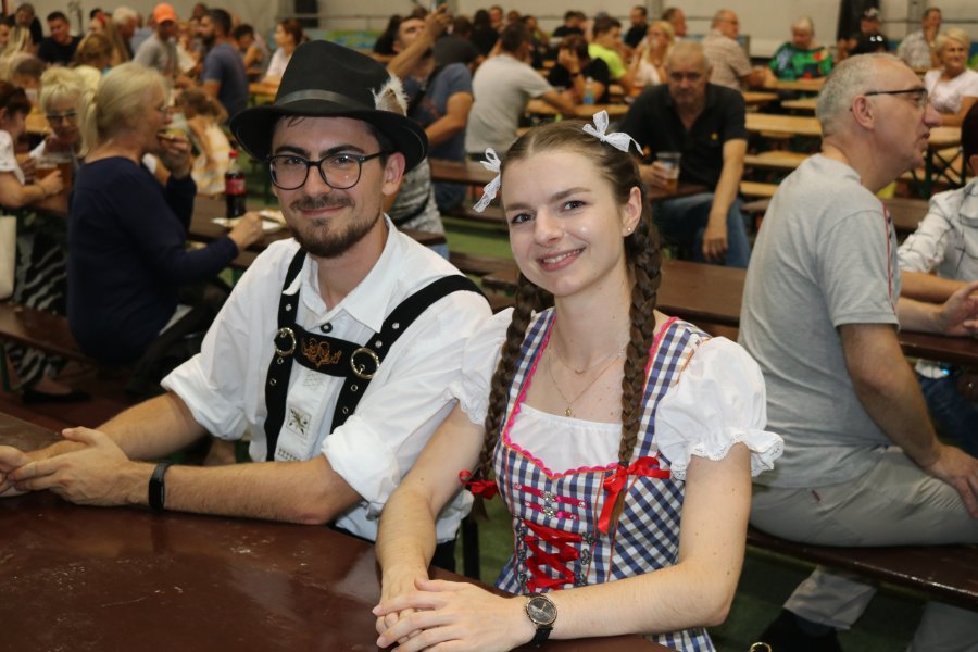 Biesiadują w Parku Słowackiego. W powietrzu unosi się zapach grilla i dobrej zabawy ZDJĘCIA