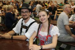 Biesiadują w Parku Słowackiego. W powietrzu unosi się zapach grilla i dobrej zabawy ZDJĘCIA