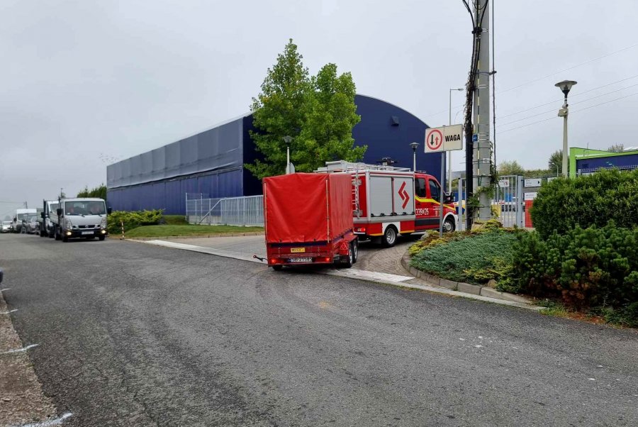 Prezydent uspokaja, strażacy ściągają posiłki. Worki z piaskiem wydawane całą dobę, ale z limitem