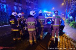 Uderzyła w betonową latarnię. Poszkodowaną odwieziono do szpitala - foto