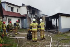 Ogień wychodził na dach budynku. Wewnątrz byli ludzie - foto