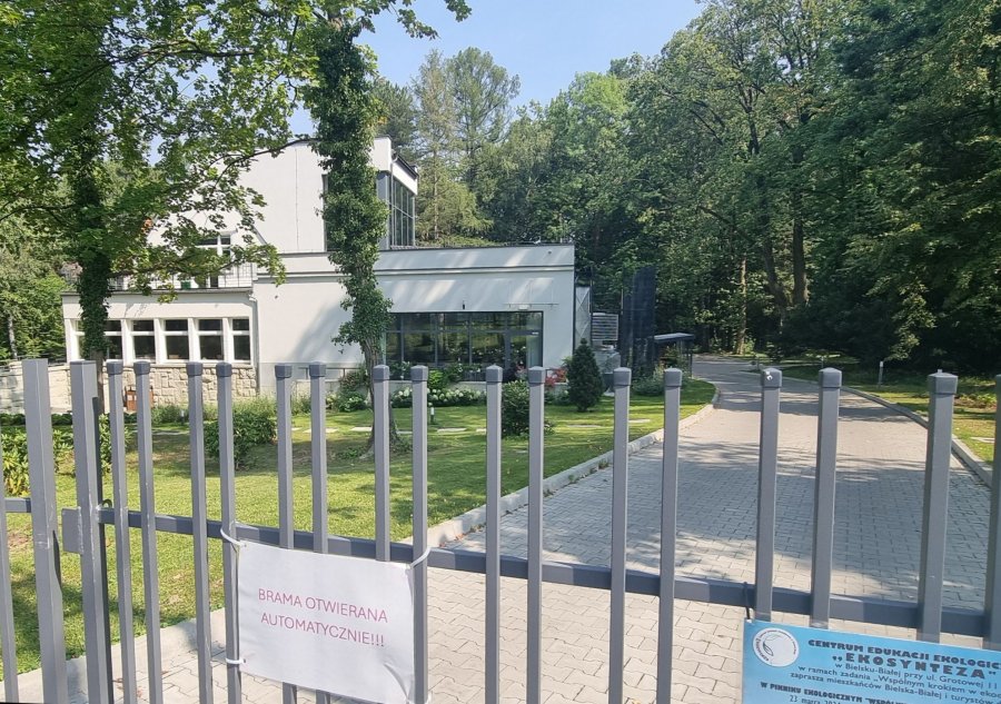Piękny budynek z parkiem za zamkniętą bramą. Inwestycja służy tylko uczniom?