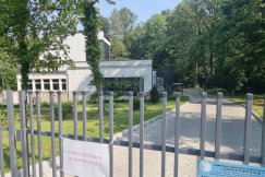 Piękny budynek z parkiem za zamkniętą bramą. Inwestycja służy tylko uczniom?