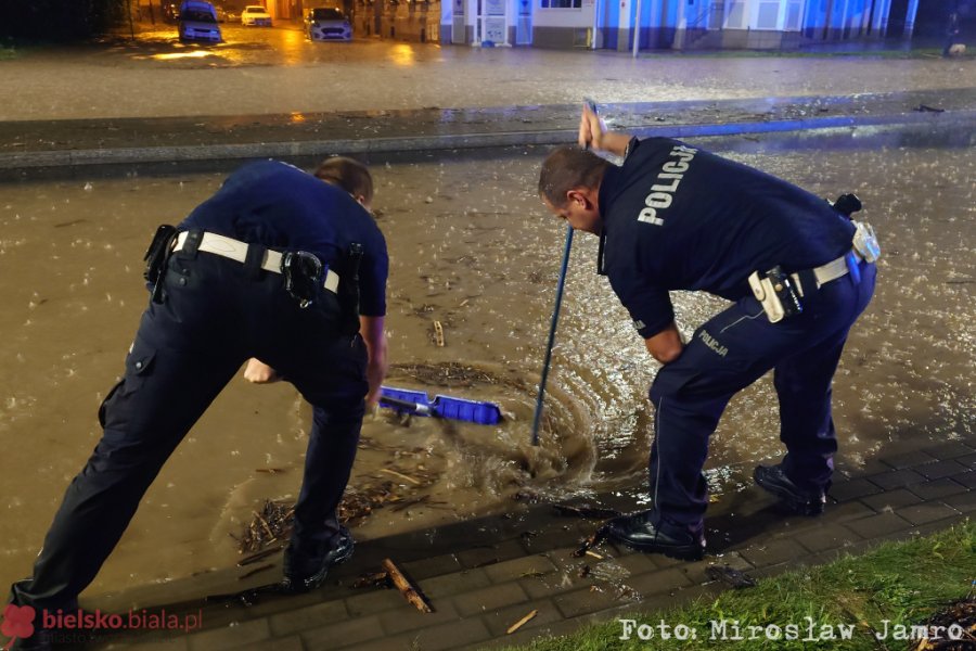 Nocna relacja z zalewanego miasta. Na skrzyżowaniu studzienki udrażniali policjanci - foto