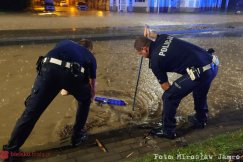 Nocna relacja z zalewanego miasta. Na skrzyżowaniu studzienki udrażniali policjanci - foto