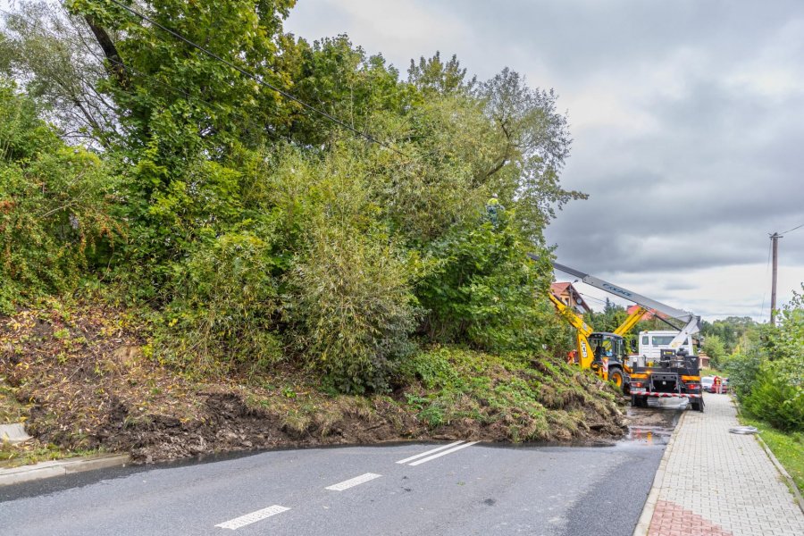 Gigantyczne osuwisko w Starym Bielsku. Nie ma prądu, autobusy jadą objazdem - foto