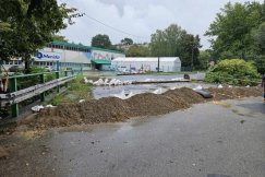 Strażacy trzecią dobę pompują wodę. Niektóre ulice nieprzejezdne po powodzi - foto