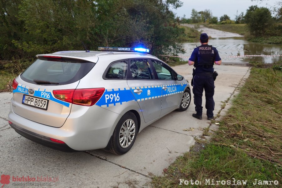 Chciał autem przejechać przez rzekę! Pojazd porwał silny nurt i zaczął tonąć! - foto