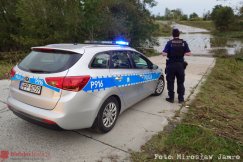 Chciał autem przejechać przez rzekę! Pojazd porwał silny nurt i zaczął tonąć! - foto