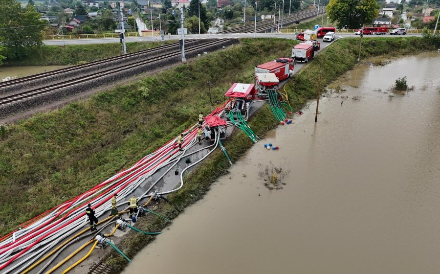 Setki metrów węży i wysokowydajne pompy. Wojsko pomaga w zalanej gminie - foto