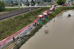 Setki metrów węży i wysokowydajne pompy. Wojsko pomaga w zalanej gminie - foto