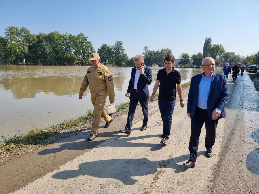 Bosakami podają wodę do zalanych domów. Wojewoda w powiecie bielskim - foto