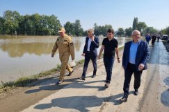 Bosakami podają wodę do zalanych domów. Wojewoda w powiecie bielskim - foto
