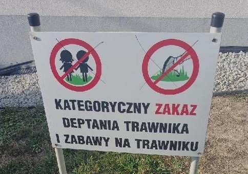 Przekreślone dzieci, bo „ich krzyki są nie do wytrzymania”. Awantura o osiedlową tablicę - foto