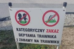 Przekreślone dzieci, bo „ich krzyki są nie do wytrzymania”. Awantura o osiedlową tablicę - foto