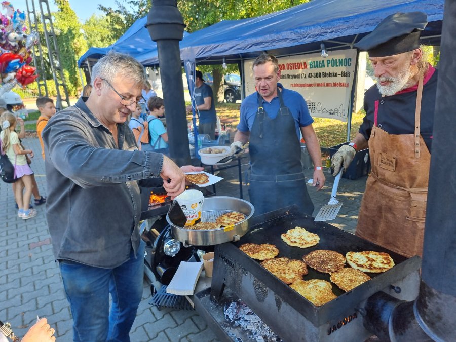 Mimo przekładania terminu, zabawa była niezła. Obrano ponad 300 kilogramów ziemniaków - foto
