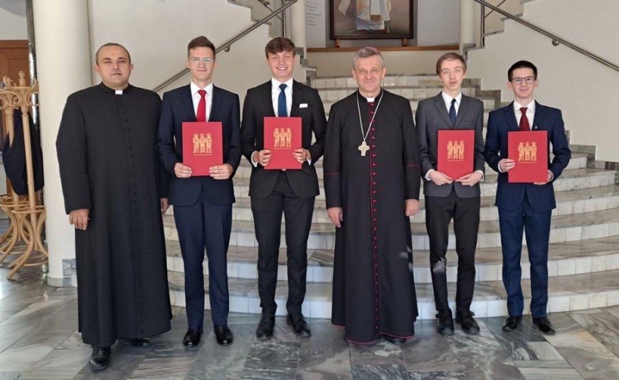 Kandydaci na kapłanów rozpoczną naukę w seminarium. Wśród nich bielszczanin - foto