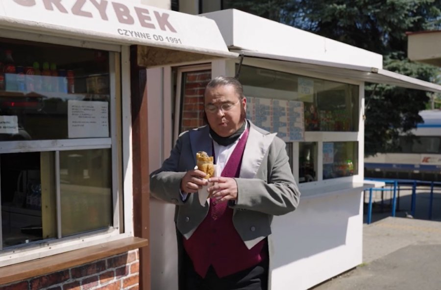 Wielki kompozytor w Bielsku-Białej! Jeździ maluchem, je lody Eskimo i bułkę z pieczarkami WIDEO