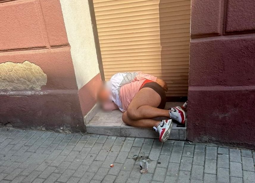 Piją w parku, później śpią w wejściach do lokali. Mieszkańcy i sklepikarze domagają się działań