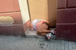 Piją w parku, później śpią w wejściach do lokali. Mieszkańcy i sklepikarze domagają się działań