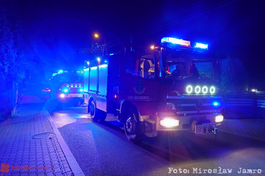 Zgłoszono pożar budynku. Na balkonie paliło się... ognisko! - foto