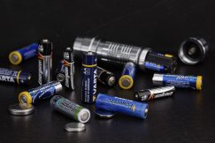 Elektryczny problem, czyli czy możemy wyrzucać drobne elektroodpady do domowych koszy?