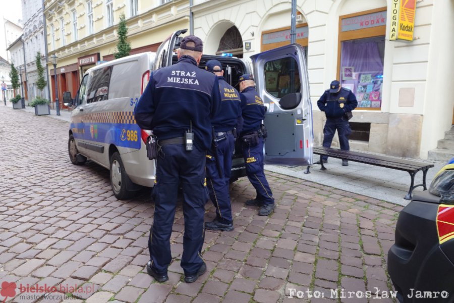W centrum miasta oberwał w twarz…butelką! Sprawcę ujęli strażnicy miejscy - foto
