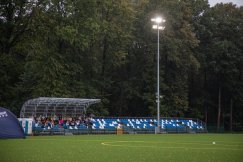 Zbudowano piękny obiekt, ale zapomniano o parkingach. Kierowcy rozjeżdżają uliczki