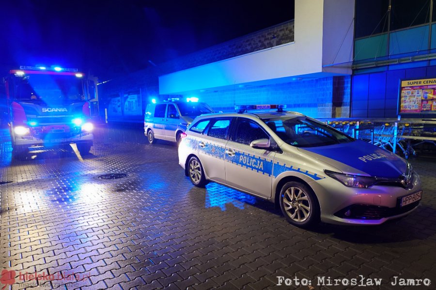 W bankomacie włączył się czujnik gazu. Wysłano straż pożarną i policję - foto