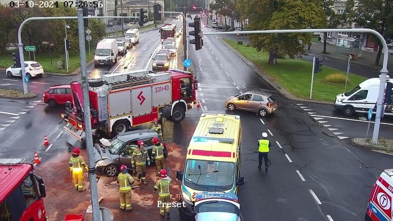 Niebezpieczne zdarzenie w centrum miasta. Dwie kobiety przewiezione do szpitala - foto