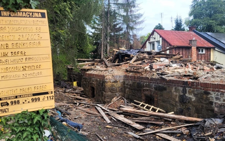 Był stuletni zabytek, została tylko sterta gruzu. Architekt zapewnia, że odzyska pierwotną bryłę