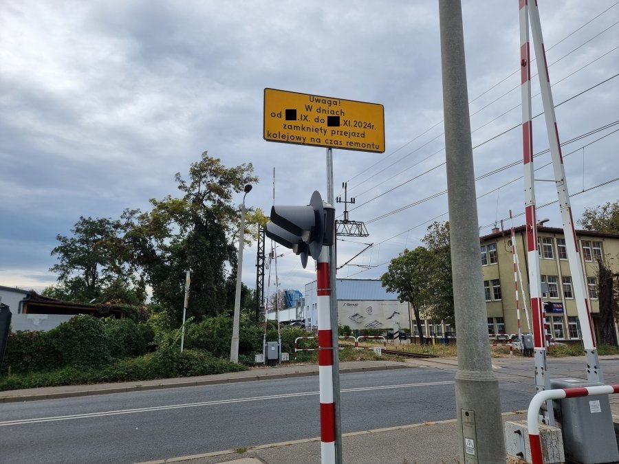 Zamykają dwa przejazdy kolejowe. Będą utrudnienia przez kilka tygodni OBJAZDY