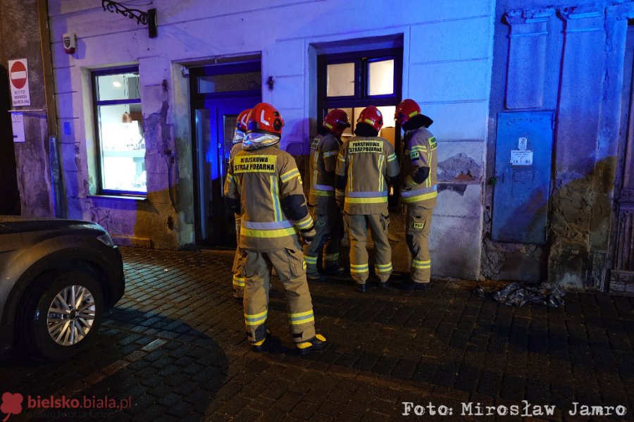 Zgłoszono pożar mieszkania. Zadymienie pomieszczeń i klatki schodowej - foto