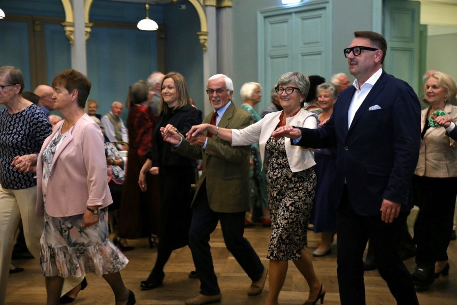 To był bal na sto par. Najpierw polonez, a potem wspaniałe przyjęcie - foto