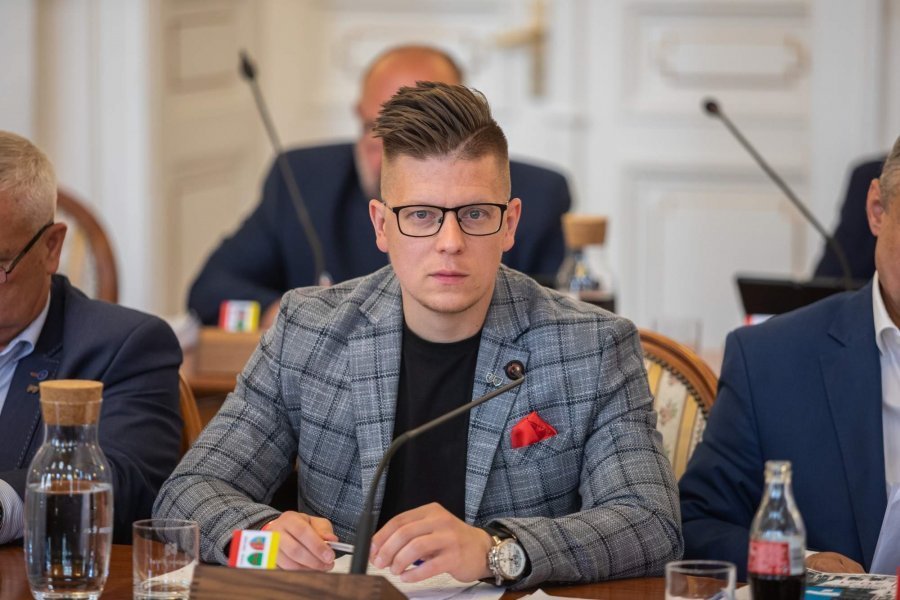 Przewrotne przeprosiny radnego. „Każdy ma prawo uczestniczyć w różnych wydarzeniach”