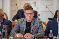 Przewrotne przeprosiny radnego. „Każdy ma prawo uczestniczyć w różnych wydarzeniach”