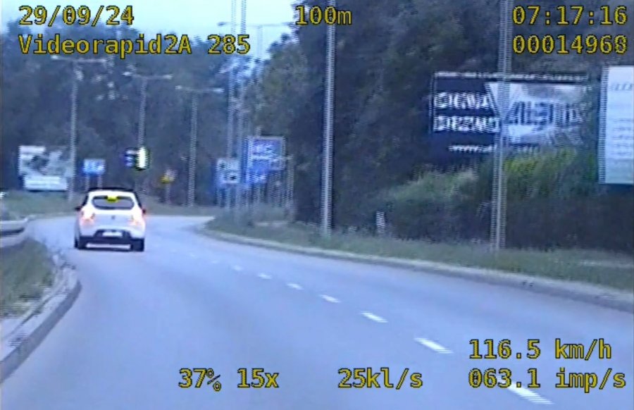 Wyprzedził na przejściu nieoznakowany radiowóz. Potem pędził ponad 100 km/h - film